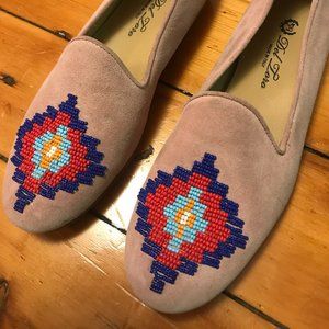 Del Toro Women's pink velvet slipper with beaded detail.